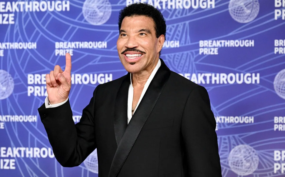‘Damn Unk!’ Chris Brown Reacts After Lionel Richie Roasts Him During Concert