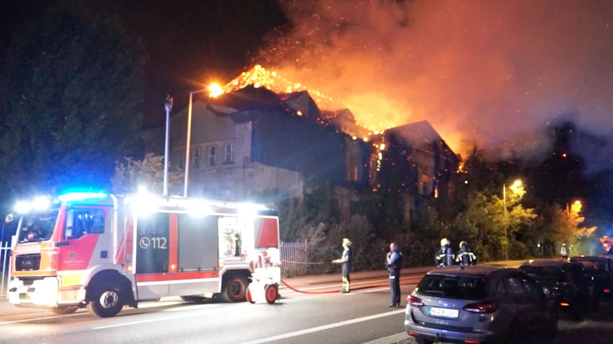 Großbrand im Leipziger Norden - Meterhohe Flammen schlagen aus Gebäude
