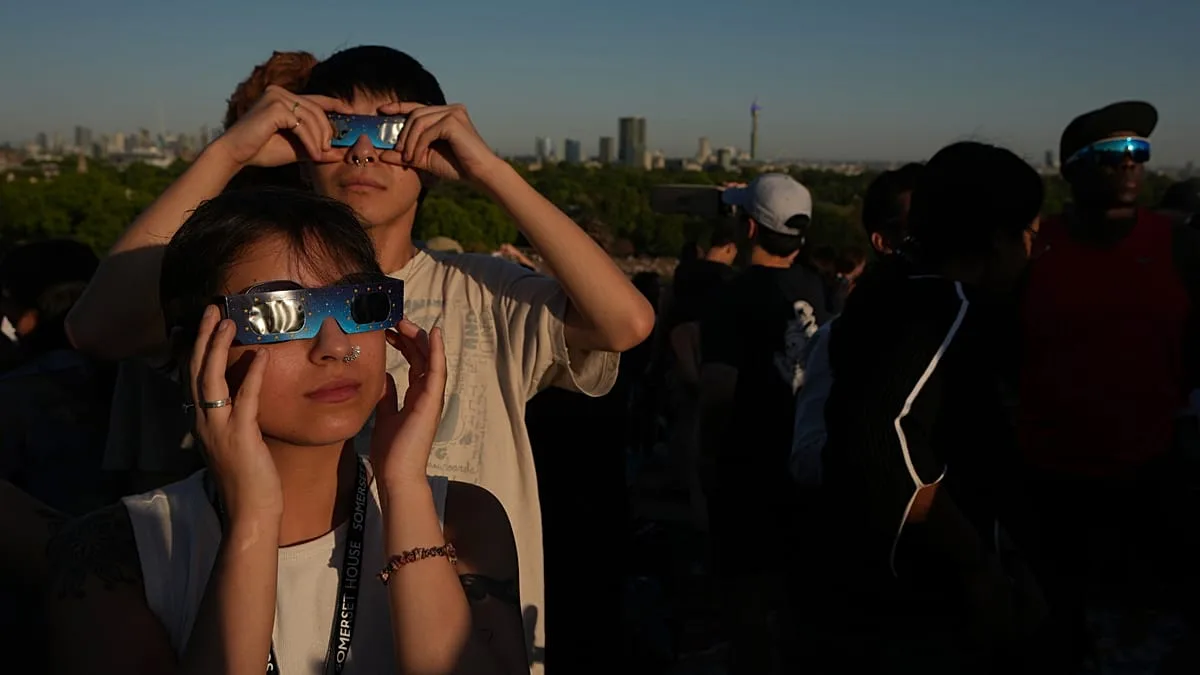 Eclipse raro mergulha partes da Europa na escuridão