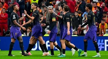 Sporting reina em Lens e lidera com FC Barcelona e Arsenal, Bayern escorrega