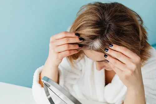 Cabello con canas; conoce el proceso para lavarlo correctamente