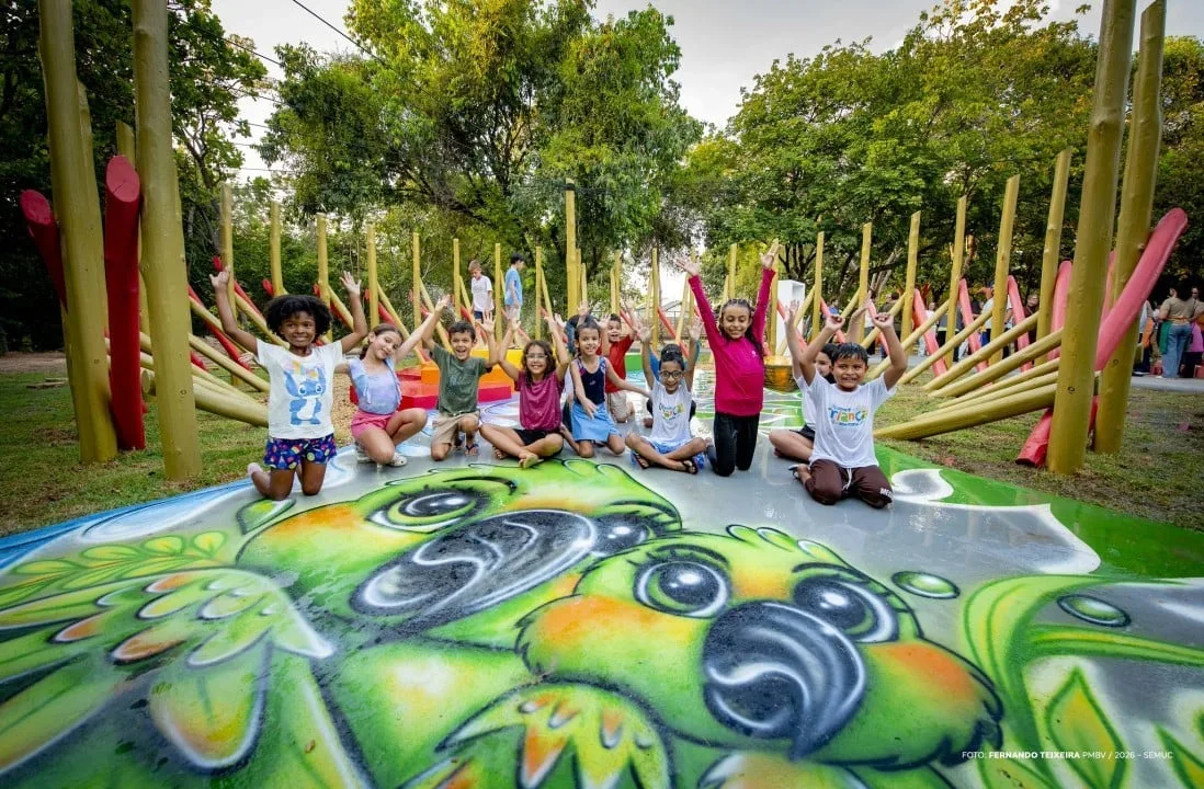 Bosque dos Papagaios ganha parque naturalizado com fonte interativa e tirolesa para o público infantil