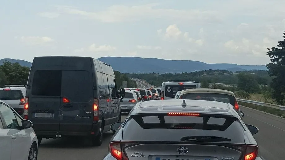 Autoroute A7 : près de la moitié des conducteurs restent sur la voie du milieu, "c'est pénible et interdit"