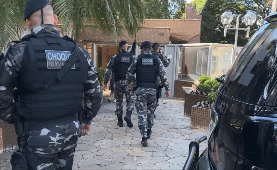 Urgente: homem esfaqueia cunhado, invade apartamento e mantém casal de idosos refém