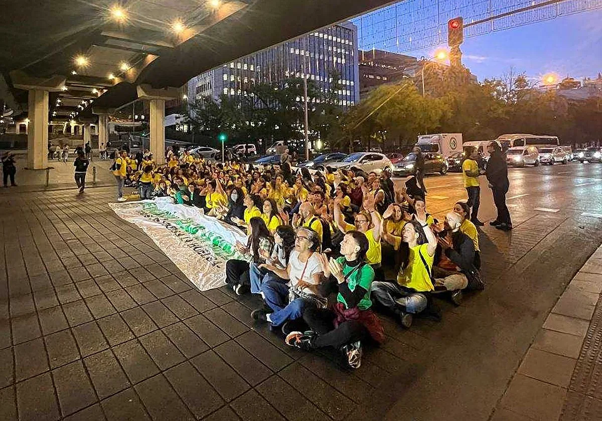 La huelga educativa corta la Castellana a la altura de Nuevos Ministerios en plena hora punta