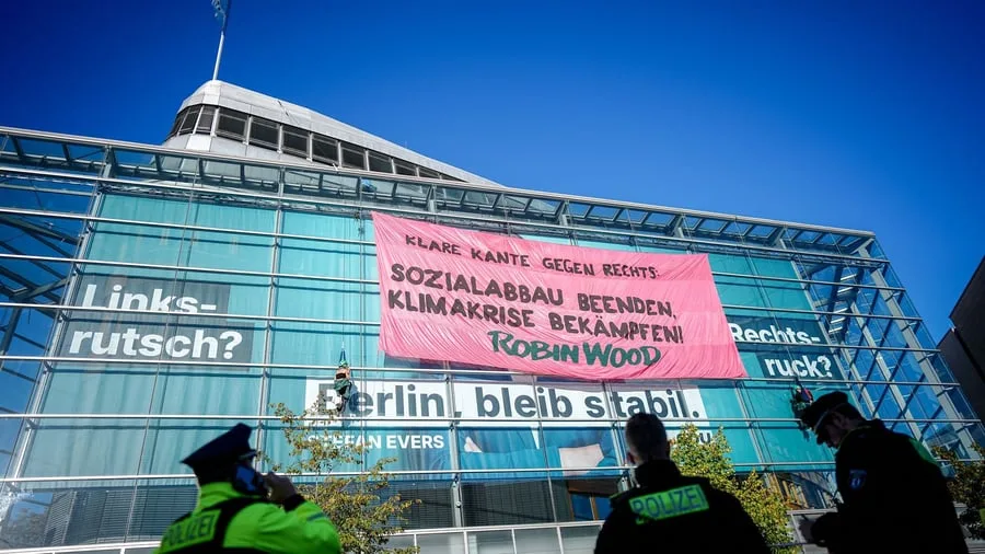 Konrad-Adenauer-Haus: Kletter-Protest von Aktivisten an CDU-Zentrale in Berlin