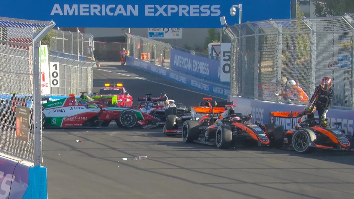 Un auto que voló contra el alambrado y siete pilotos fuera: el violento accidente en el GP de España de Fórmula 3 que detuvo media hora la carrera