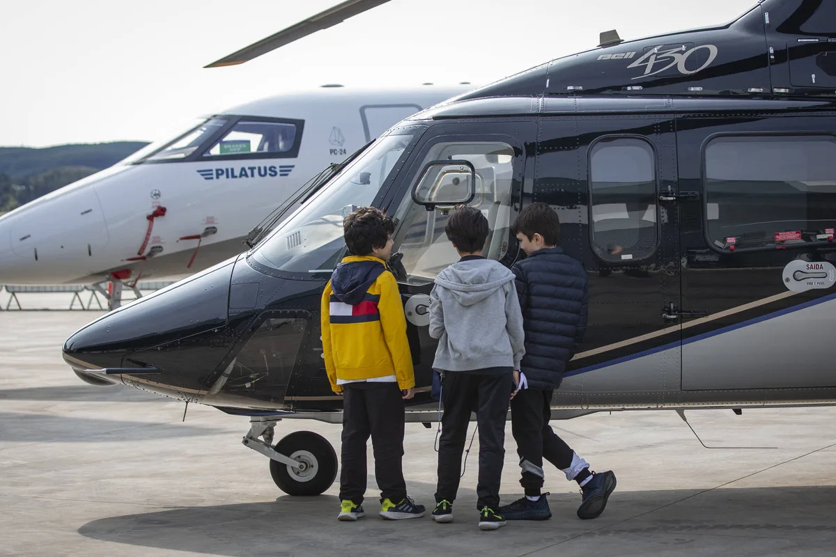 Helicóptero desaparecido com Rick leva até sete pessoas e custa cerca de R$ 10 milhões