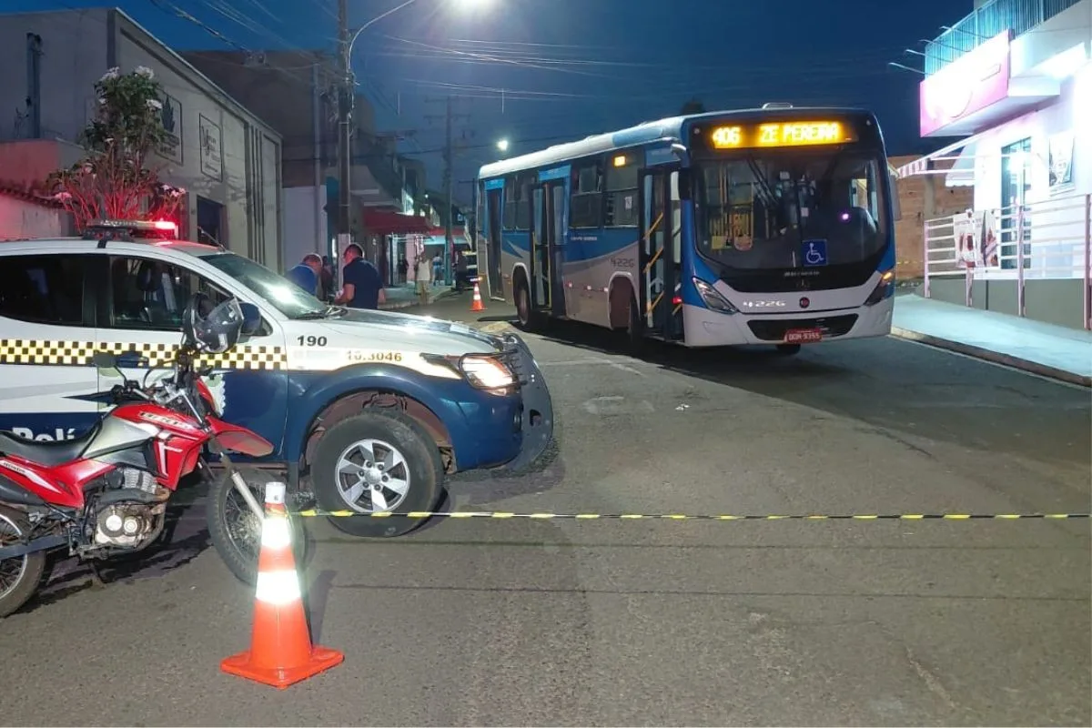 Criança de 11 anos é atropelada por ônibus na saída da escola e fica em estado grave