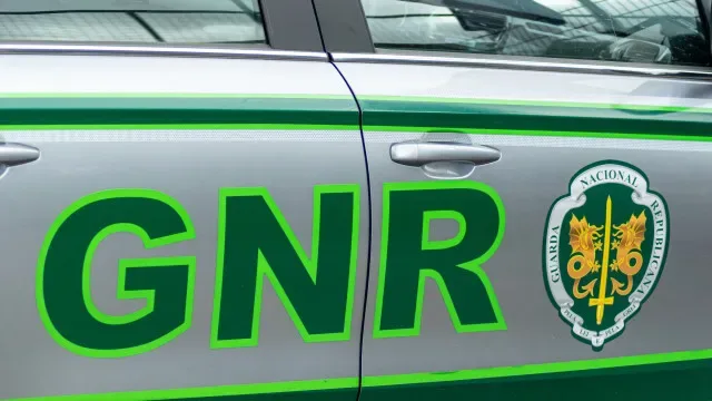 Homem detido em Mora por maus-tratos à mulher perante os quatro filhos