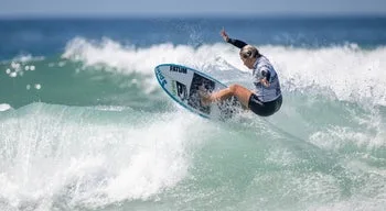 Surfista lusa Yolanda Hopkins nos `quartos` do Fiji Pro ao bater Gabriela Bryan