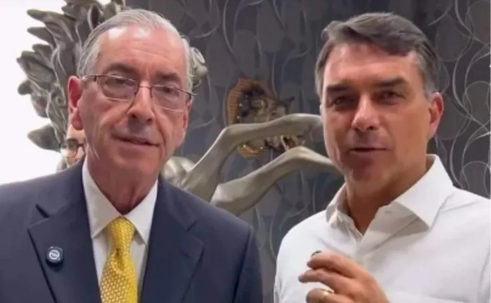 Flávio Bolsonaro apoia Eduardo Cunha, que comandou a Câmara durante impeachment de Dilma