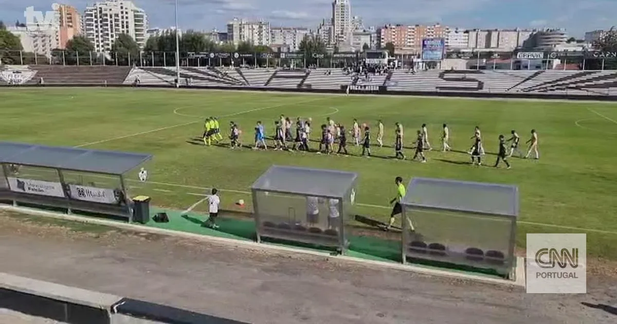 A entrada de Sanjoanense e Nacional em campo para o duelo da Taça