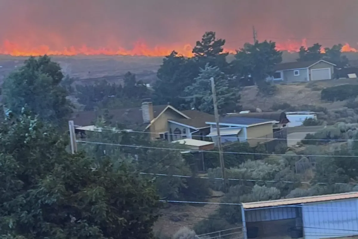 Seis heridos y viviendas destruidas: Incendio forestal avanza sin control cerca de Reno