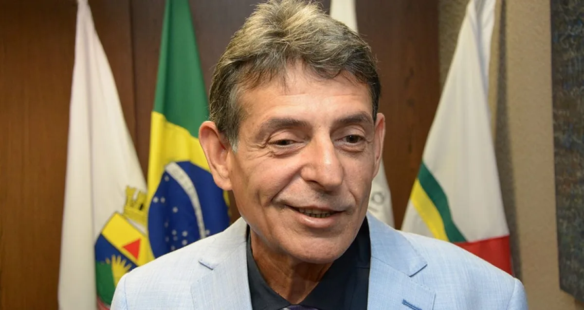 Juiz flagrado bebendo vinho e fumando em audiência diz que ‘STJ, STF e Moraes são corruptos’