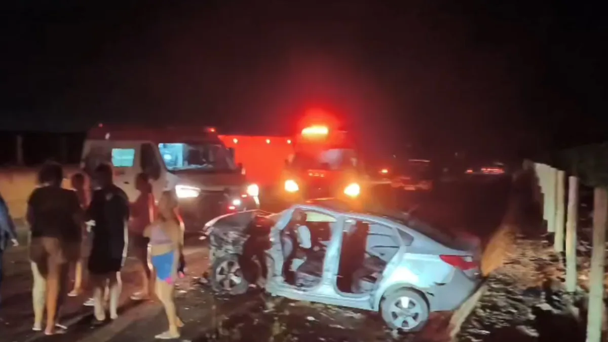 Acidente entre três carros deixa pelo menos quatro feridos em Linhares