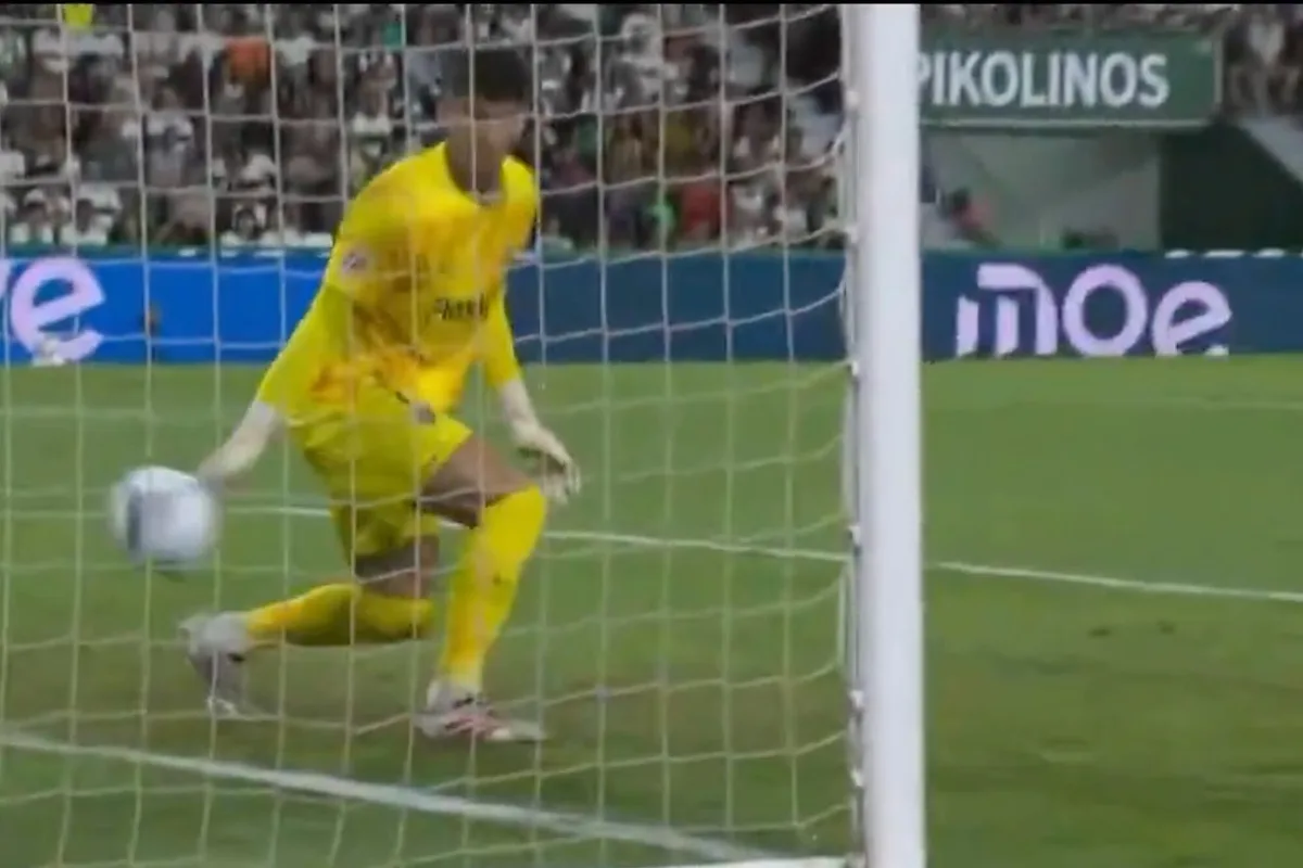 El gol en contra del arquero Matías Dituro en el agónico triunfo de Real Madrid sobre Elche en la Liga de España