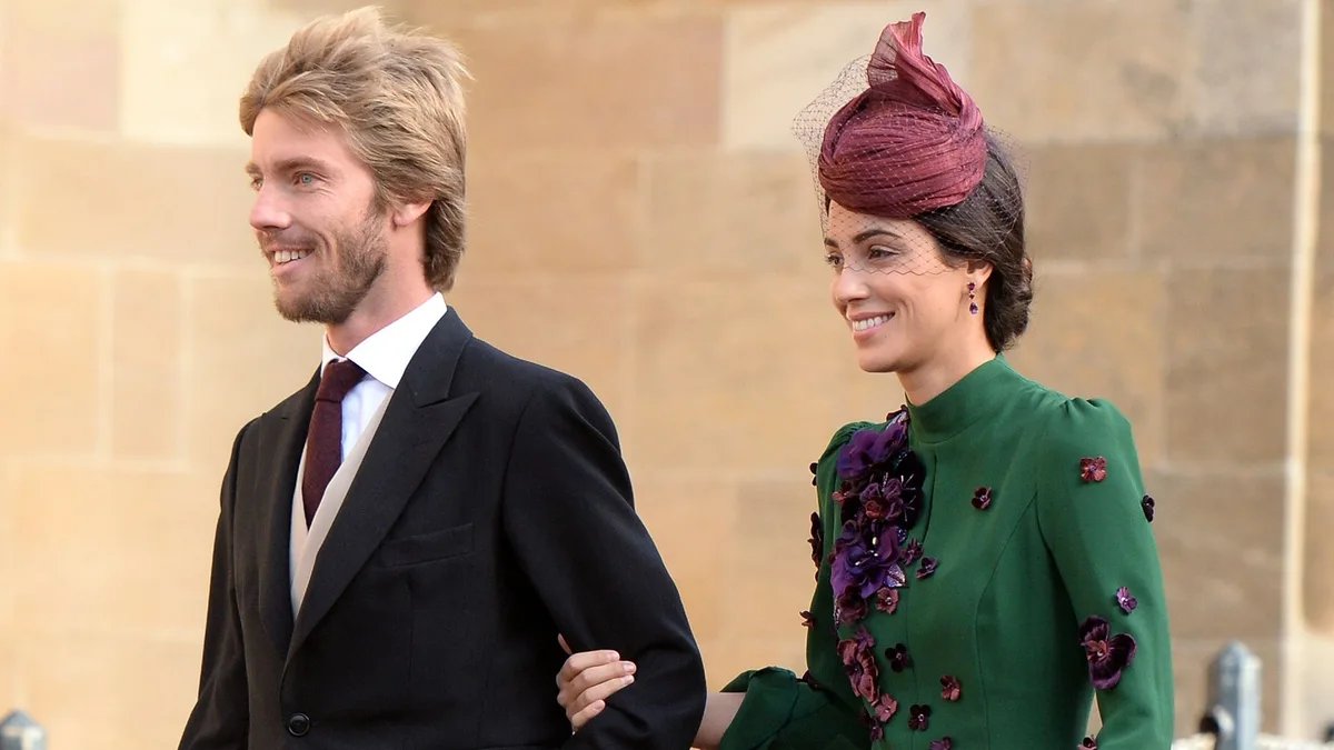 Recordamos el look de Sassa de Osma en la boda de Eugenia de York: "Se adelantó a la tendencia con el tocado que ahora llevan las invitadas más elegantes"