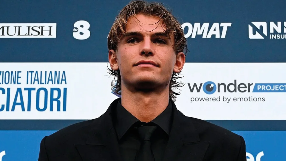 Nico Paz eligió sastrería negra de la marca de su tío para la Gala del Calcio