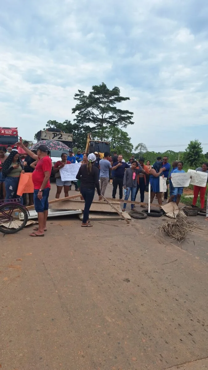 BR-364 é liberada após horas de bloqueio em Sena Madureira