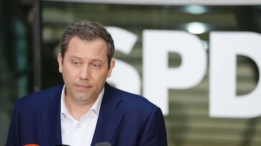 Bundespolitik: Klingbeil kündigt Neuwahl der SPD-Spitze an – und nennt Angriffe gegen Bas „unanständig“