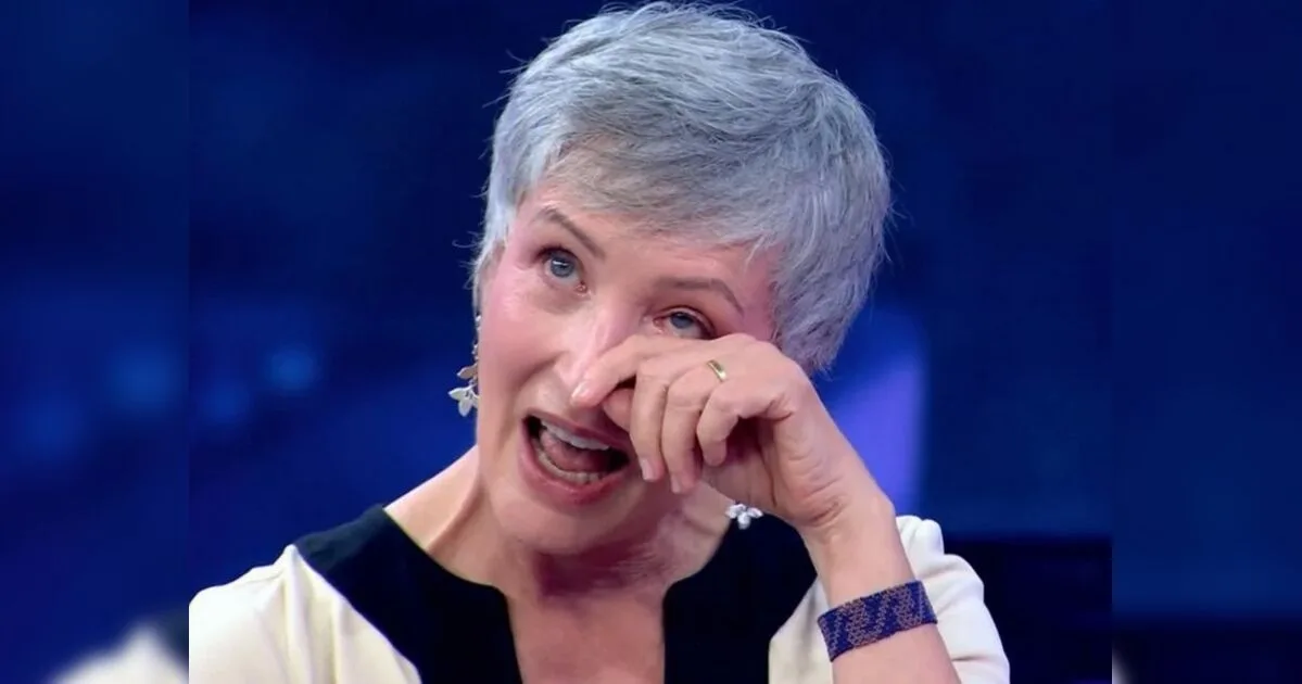 Sônia Bridi vai às lágrimas com declaração e aparição inesperada do marido em programa de TV