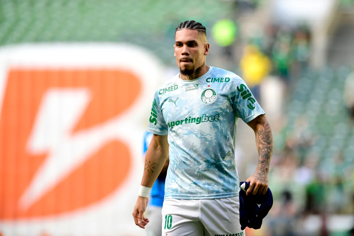 Paulinho perderá no mínimo sete jogos do Palmeiras e recebe apoio do clube em recuperação
