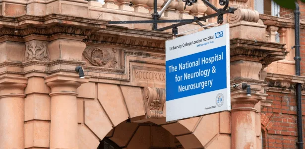 Médicos britânicos evitam cegueira em 1ª cirurgia cerebral com IA ao vivo