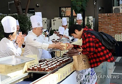 "감사합니다"…창업 70년 성심당, 방문객 1천명에 케이크 나눔