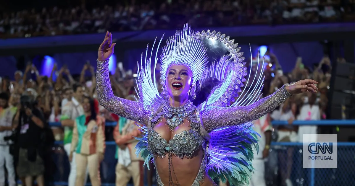 Carnaval no Rio já mexe. Paolla Oliveira regressa ao trono que nunca deixou e Anitta estreia-se como rainha