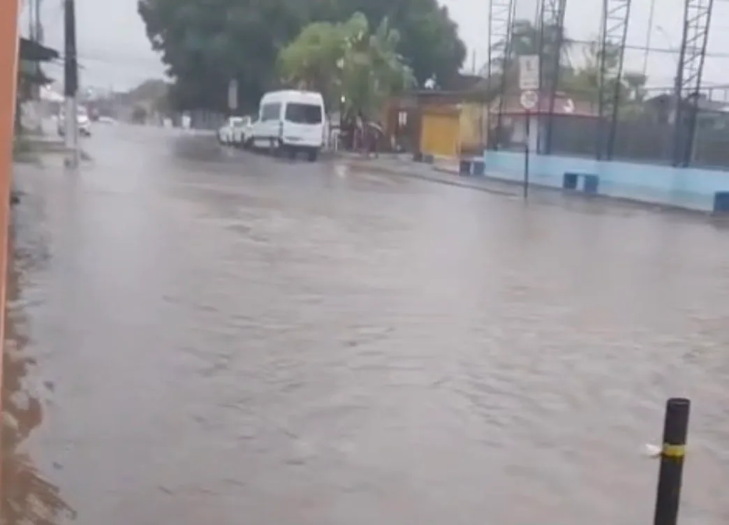 Chuva alaga avenida principal do Manoel Julião, em Rio Branco