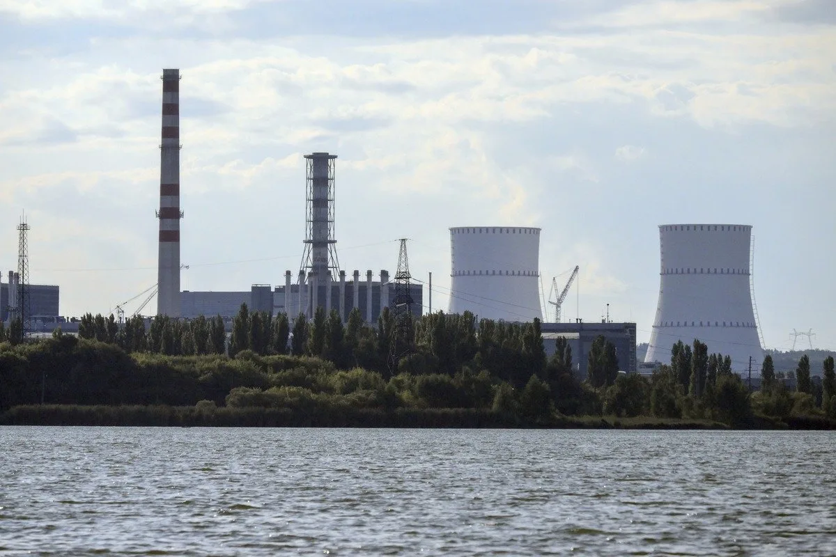 Drone atinge torre de resfriamento da usina nuclear de Kursk, na Rússia