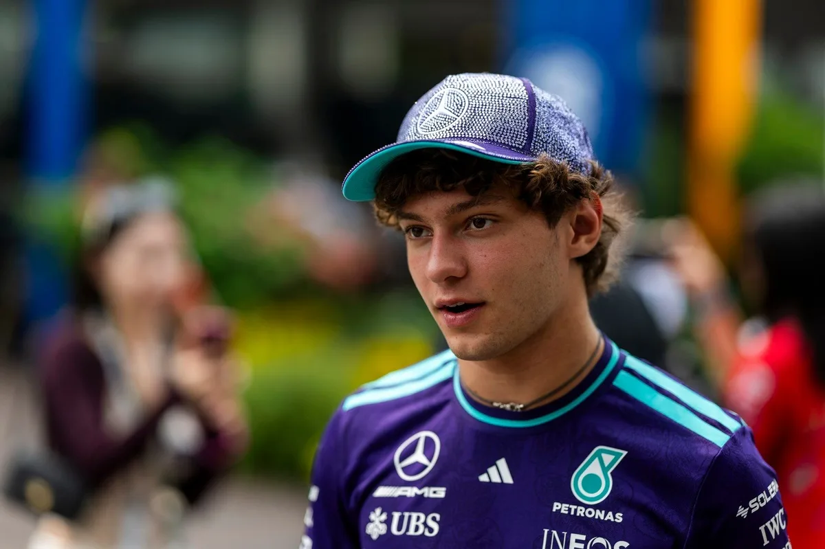 F1: Antonelli assume 'risco' com atualização e nega papel em decisão da Mercedes em Singapura