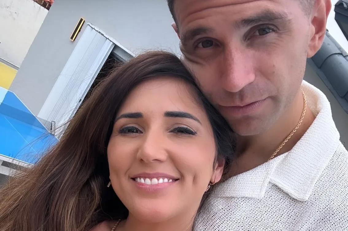 Dibu Martínez: la primera foto que compartió tras la operación, una visita inesperada y el mensaje de Mandinha