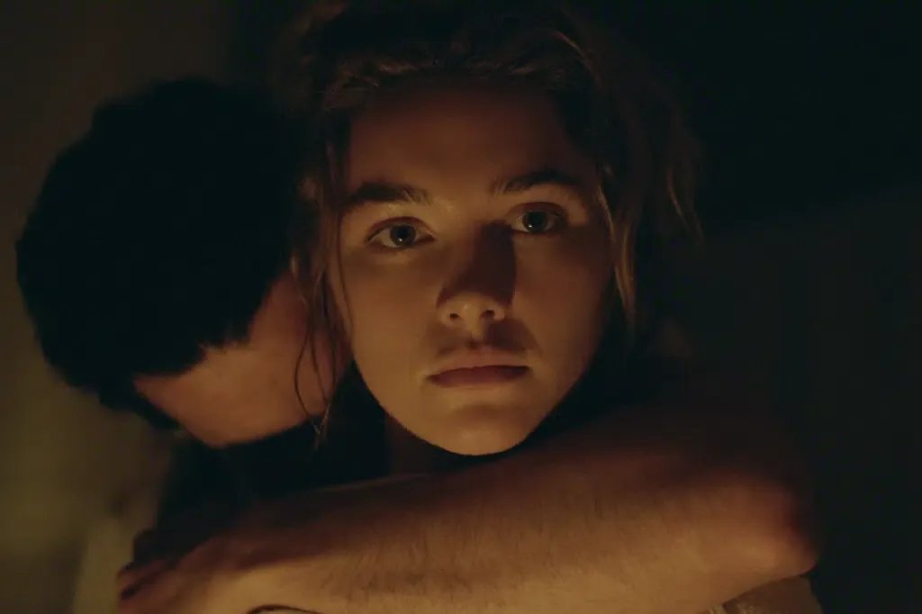‘A Leste do Éden’: Minissérie de época com Florence Pugh ganha imagens e data de estreia