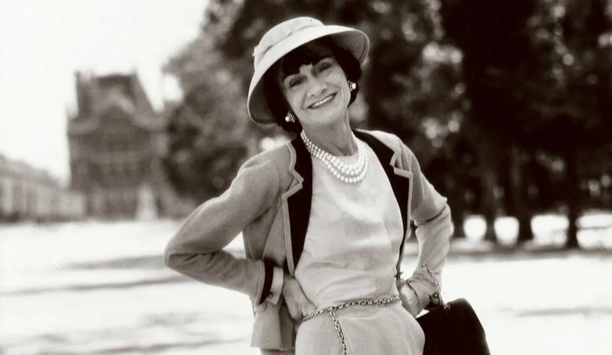 El legado imborrable de Coco Chanel: cómo sus diseños siguen inspirando a celebridades y pasarelas