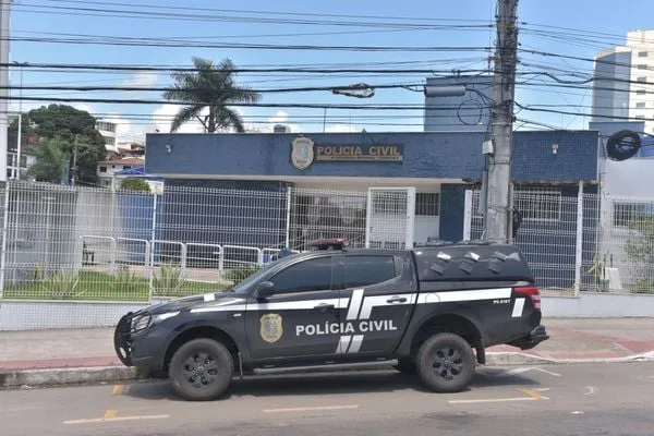 Homem agride esposa após achar que buquê enviado à filha era para a mulher em Cariacica