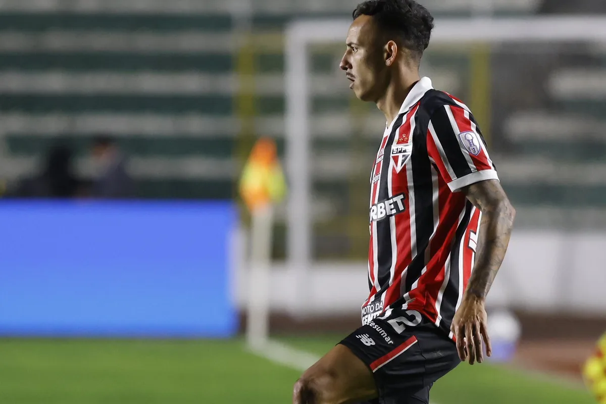 Emprestado pelo Bahia, lateral é decisivo em estreia na Sul-Americana