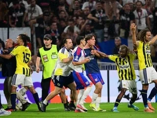 Lyon - Fenerbahçe. Les deux clubs sont dans le viseur de l’UEFA après les incidents de fin de match