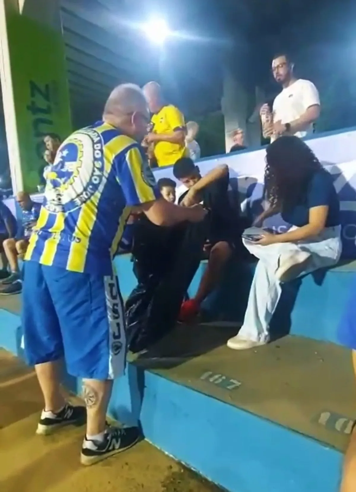 Torcedores do São José recolhem lixo das arquibancadas após jogo no Martins Pereira; veja vídeo
