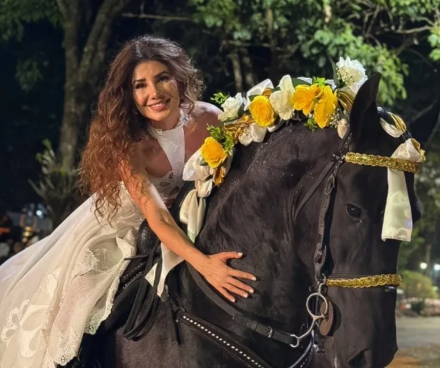 Paula Fernandes ‘enfeita’ cavalo de glitter e canta ‘Ave Maria’ em Barretos