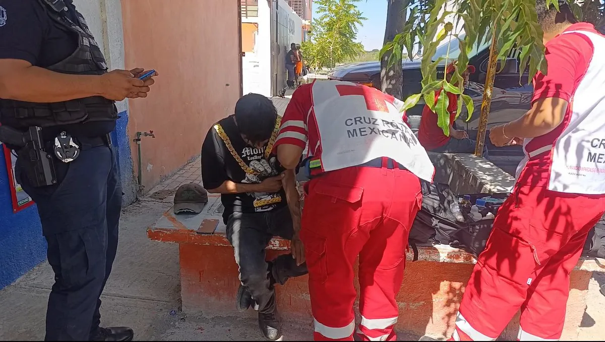 Ebrio cruza carretera sin precaución y termina sobre el parabrisas de un auto, en Parras de la Fuente, Coahuila