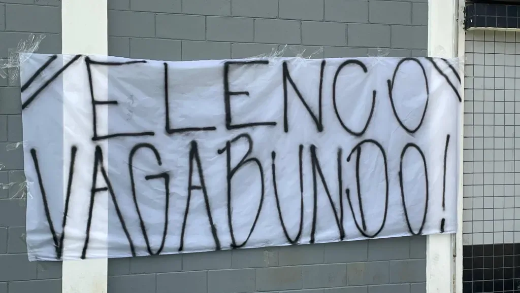 Em crise, próximo adversário do Vitória sofre com protestos da torcida
