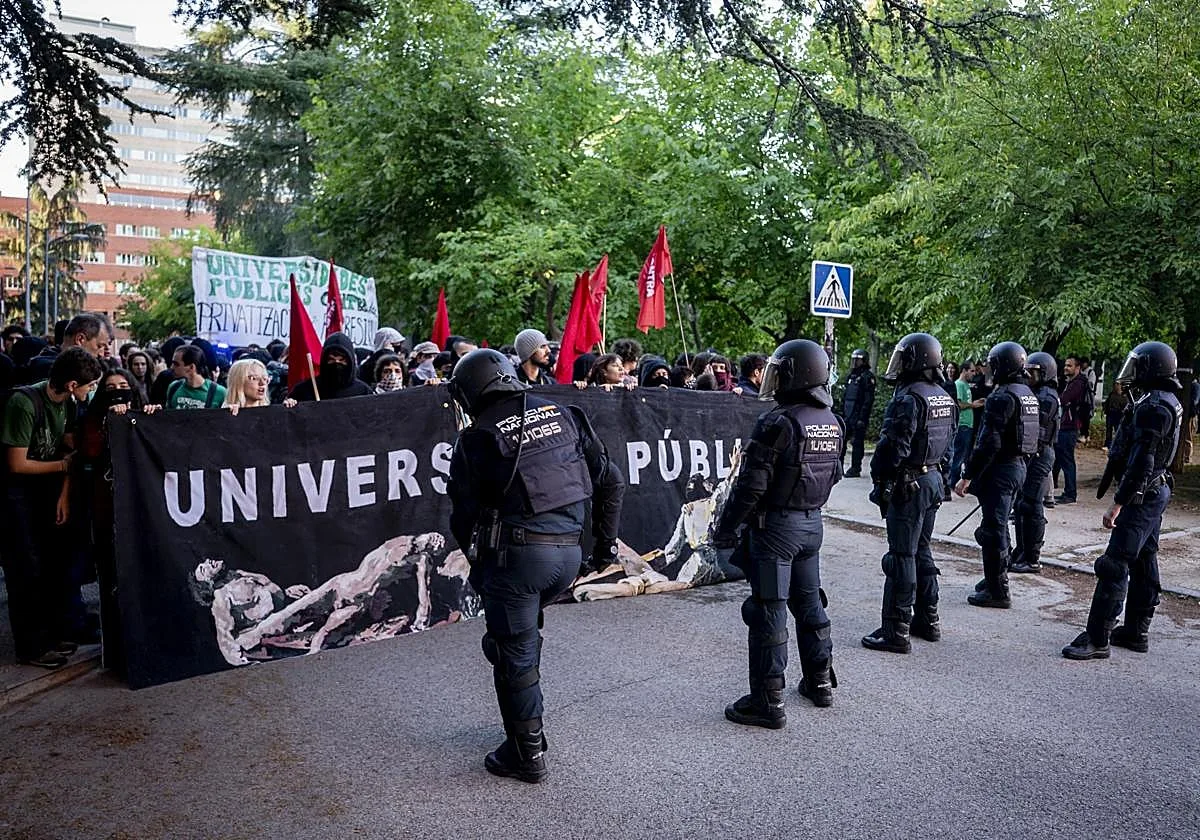 Contracorriente, la asociación estudiantil de los disturbios en la UCM y que quiere «convertir las facultades en trincheras»