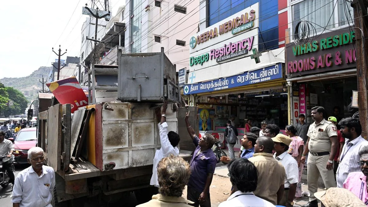 Vellore Corporation demolishes encroachments on Arcot Road near CMC