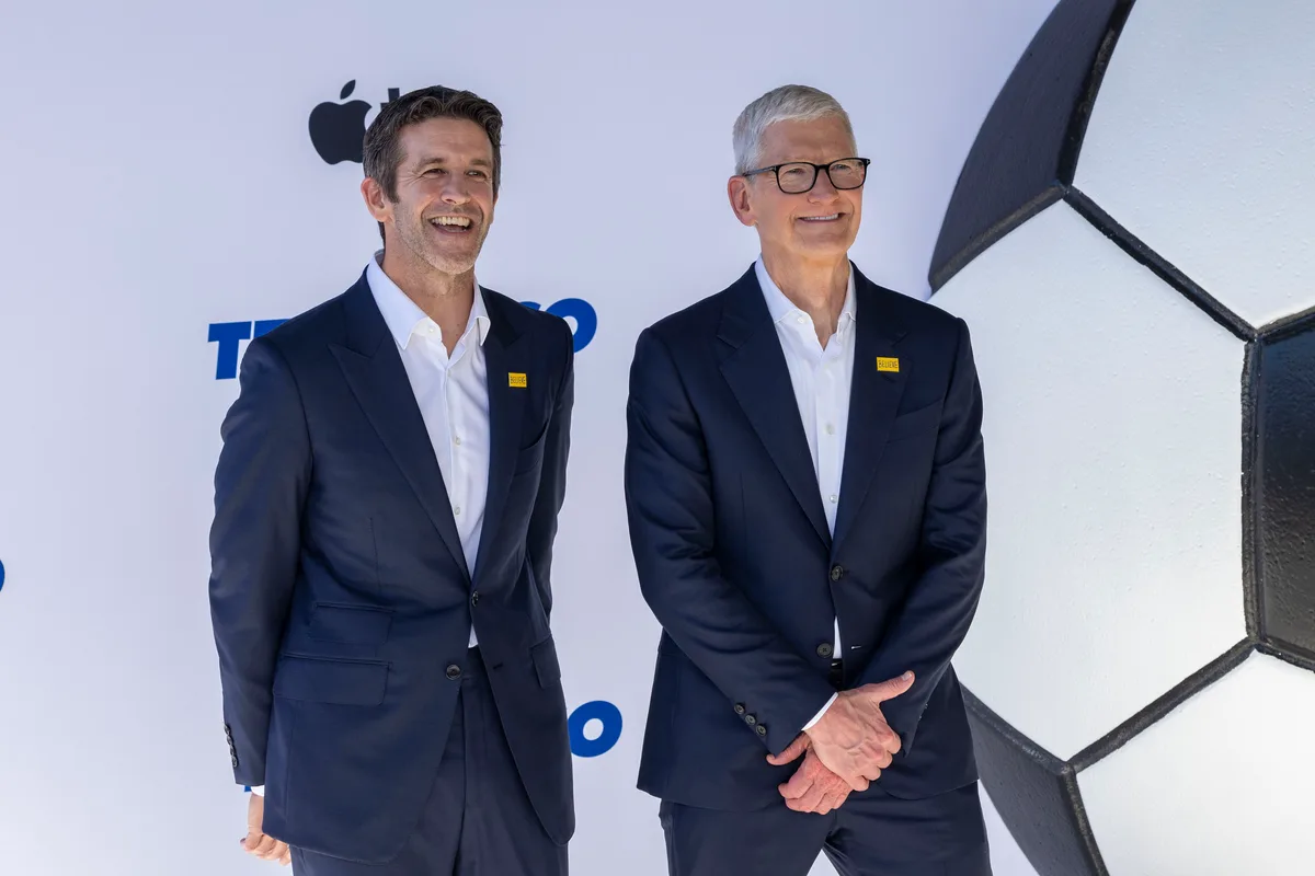 Tim Cook se despide de los empleados de Apple y entrega el mando a John Ternus: "Dejo un puesto que he querido profundamente"