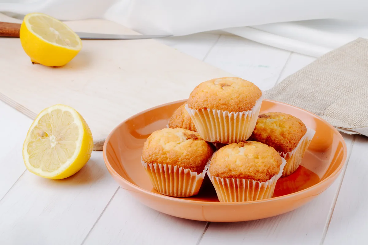 Receta de magdalenas de yogur y limón, un clásico fácil de preparar para desayunos y meriendas