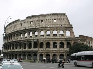 Un ouvrier fait une chute mortelle dans le Colisée à Rome : le monument antique fermé au public