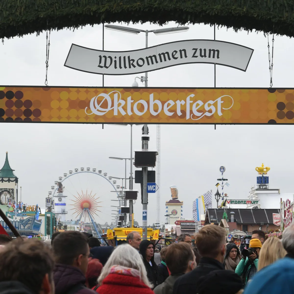 München - Oktoberfest-Mitarbeiter nach Unfall an Fahrgeschäft gestorben