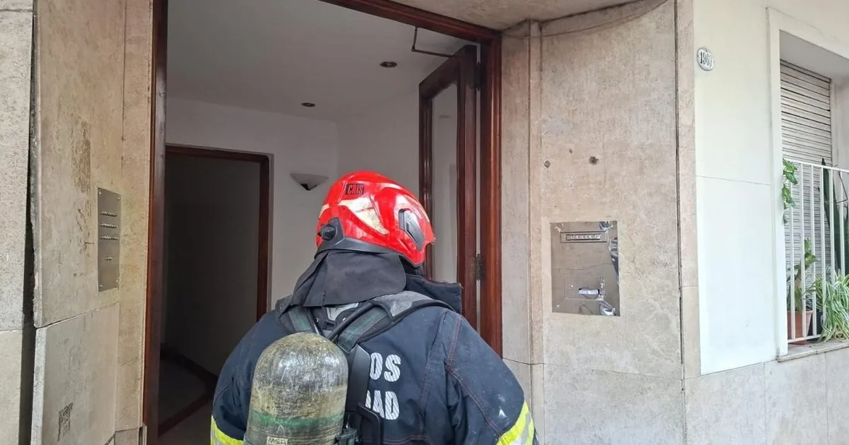 Incendio en un edificio de Palermo: una mujer quedó atrapada y tuvo que ser rescatada